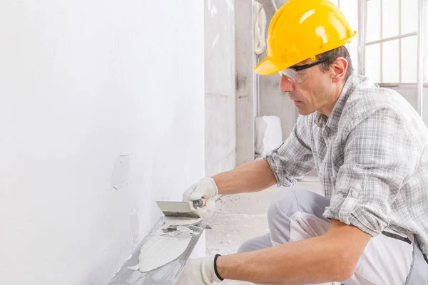 Bauarbeiter Verwenden Eine Kelle Einer Weißen Wand Bei Reparaturen Einem — Stockfoto