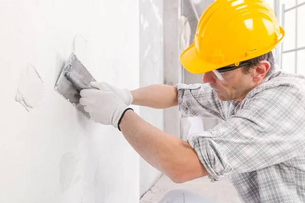 Stukadoor Met Behulp Van Een Afwerktroffel Nieuw Gips Het Oppervlak — Stockfoto