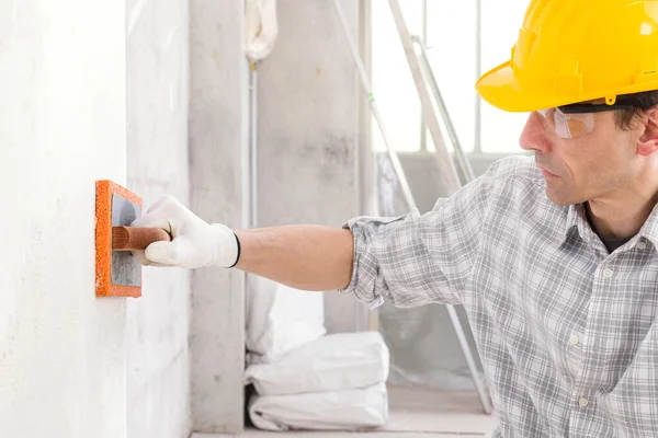 Bouw Gladstrijkende Nieuwe Gips Een Binnenwand Met Behulp Van Een — Stockfoto