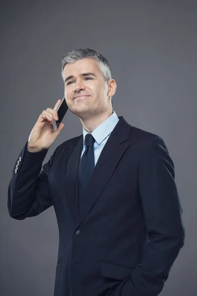 Elegante Hombre Negocios Escuchando Una Llamada Telefónica Móvil Con Una — Foto de Stock