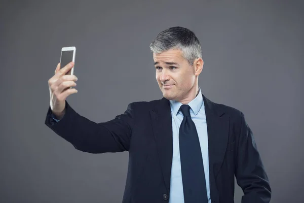 Empresário Tirando Uma Selfie Telefone Celular Posando Para Câmera Seu — Fotografia de Stock