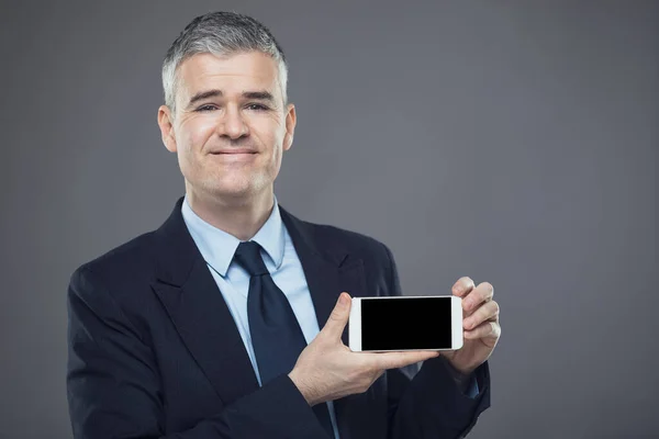 Sorrindo Elegante Empresário Confiante Vendedor Segurando Telefone Celular Com Tela — Fotografia de Stock