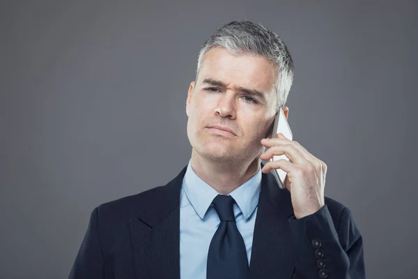 灰色で隔離された深刻な思慮深い表現 頭と肩を持つ携帯電話の呼び出しを聞いてスタイリッシュなビジネスマン — ストック写真