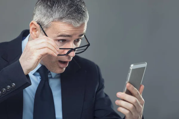 Geschäftsmann Gerät Nach Blick Auf Sein Smartphone Panik — Stockfoto