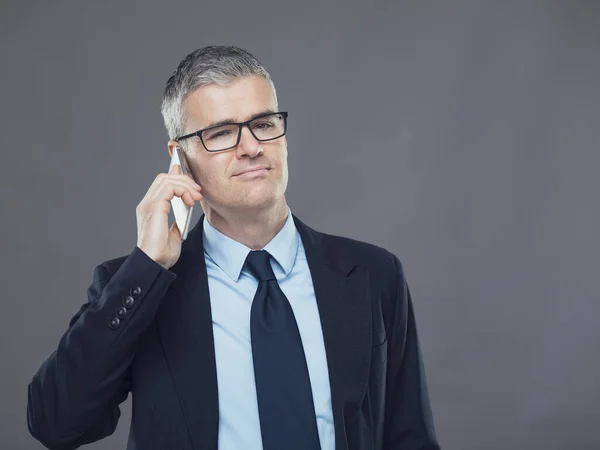 Stilvoller Geschäftsmann Der Mit Ernstem Nachdenklichem Gesichtsausdruck Einem Handyanruf Zuhört — Stockfoto