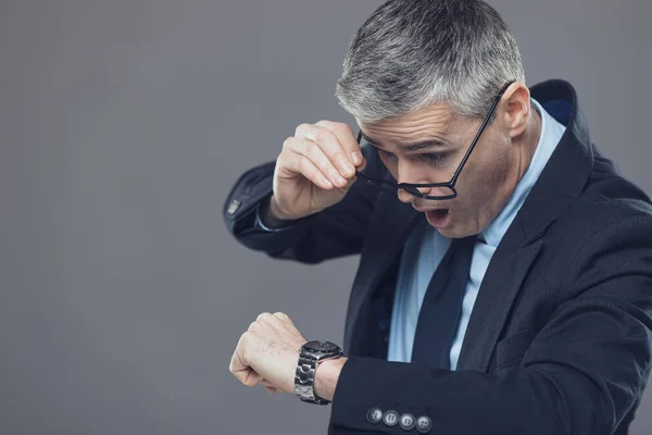 Zakenman Paniek Het Kijken Naar Tijd Zijn Polshorloge Kopieer Ruimte — Stockfoto