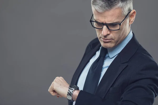 Hombre Negocios Mirando Hora Reloj Pulsera Con Espacio Para Copias — Foto de Stock