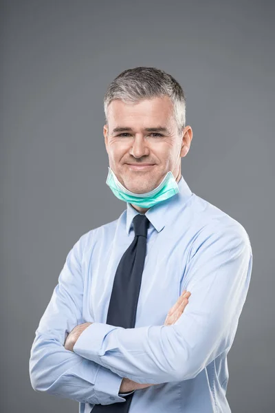 Hombre Negocios Sonriente Con Una Mascarilla Baja Colgando Debajo Barbilla —  Fotos de Stock