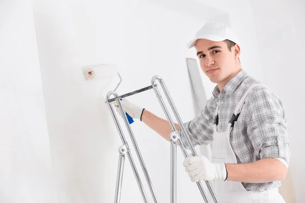 Freundlicher Junger Männlicher Maler Der Eine Weiße Wand Bemalt Auf — Stockfoto