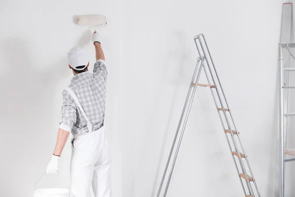 Pintor Construtor Pintando Uma Parede Com Tinta Branca Rolo Visto — Fotografia de Stock