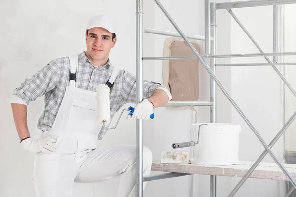 Jovem Pintor Relaxado Confiante Trabalho Apoiando Andaimes Interiores Móveis Segurando — Fotografia de Stock