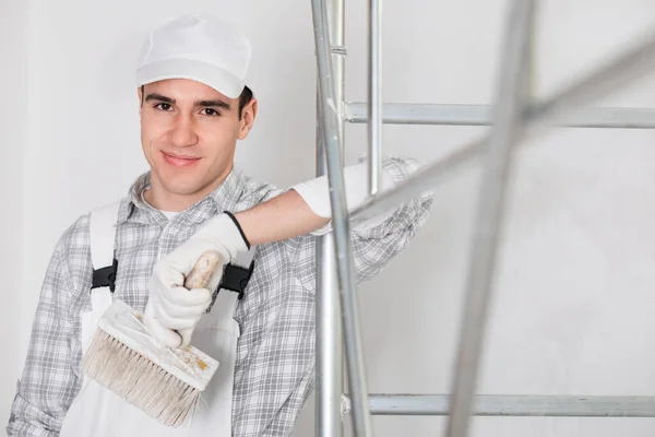 Relajado Joven Pintor Seguro Mismo Propietario Una Casa Bricolaje Apoyado — Foto de Stock