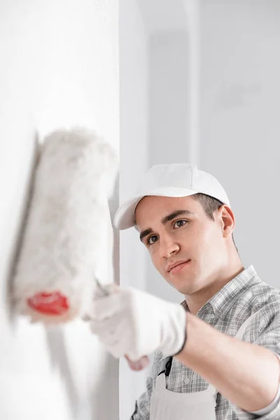 Pintor Pintando Una Pared Blanca Con Rodillo Primer Plano Copiando — Foto de Stock