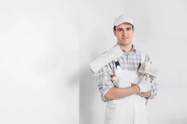 Pintor Macacão Segurando Pincel Grande Rolo Como Ele Está Frente — Fotografia de Stock