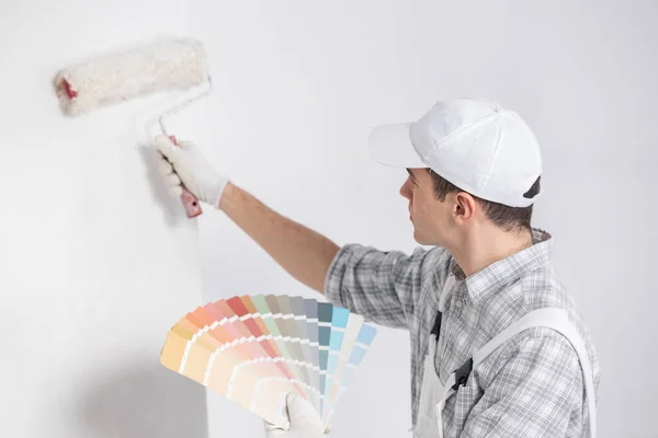 Pintor Decorador Con Puñado Muestras Pintura Colores Tarjetas Color Sosteniendo —  Fotos de Stock