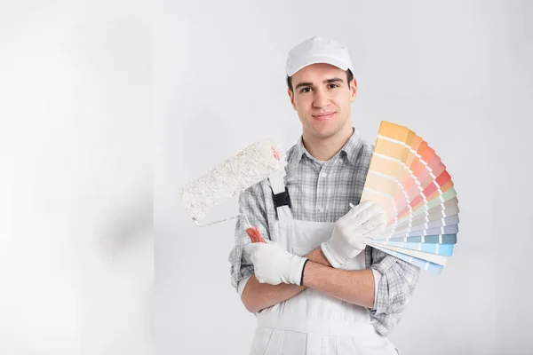 Pintor Decorador Con Puñado Muestras Pintura Colores Tarjetas Color Sosteniendo — Foto de Stock