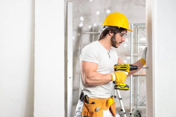 Guapo Constructor Muscular Con Sombrero Fuerza Correa Herramientas Trabajando Con — Foto de Stock