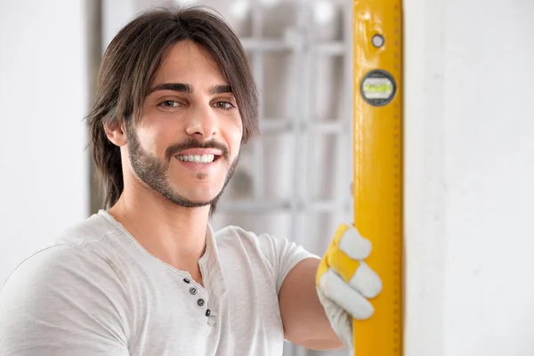 Smiling Friendly Builder Using Spirit Level Measure Vertical Angle Wall — Stock Photo, Image