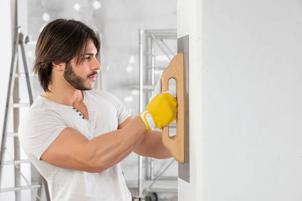 Yesero Acabado Superficie Una Pared Blanca Utilizando Una Paleta Durante — Foto de Stock