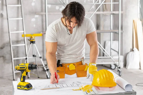 Building Supervisor Engineer Architect Taking Notes Blueprint Building Standing Room — Stock Photo, Image
