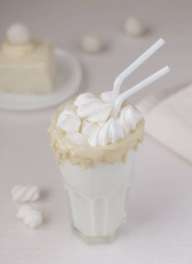 Çikolatayla süslenmiş soğuk milkshake, beyaz ahenk.