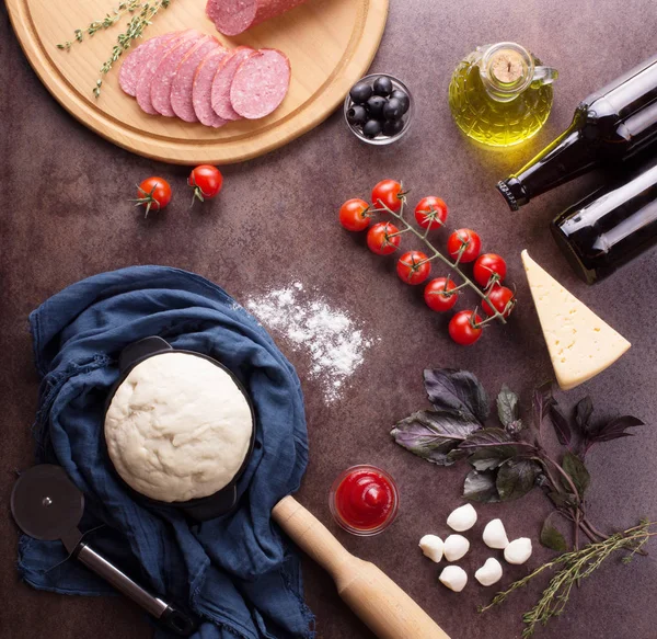 Набор свежих продуктов для приготовления ароматной пиццы пепперони — стоковое фото