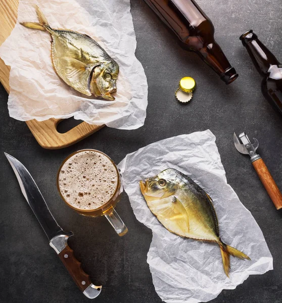 Cerveza congelada, merienda, pescado seco en mesa oscura — Foto de Stock