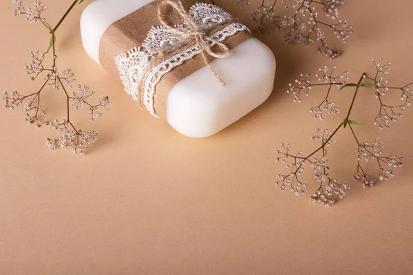 Jabón hecho a mano decorado con delicados encajes sobre fondo beige —  Fotos de Stock