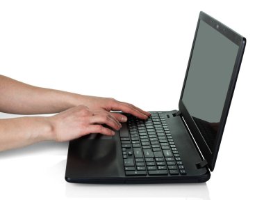 Dizüstü bilgisayarın arkasında çalışan kadın eller beyazda izole edilmiş.