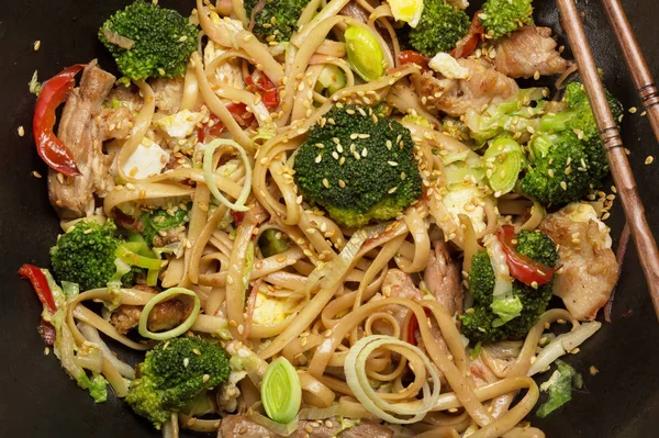 Chinesische Nudeln mit Truthahn, Brokkoli, Zwiebeln und Sesam — Stockfoto
