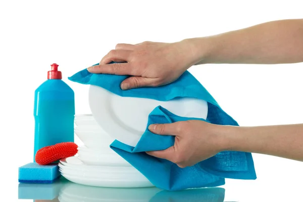 Τα χέρια σκουπίζουν μπλε πετσέτα σε καθαρό πιάτο απομονώνονται σε λευκό φόντο — Φωτογραφία Αρχείου
