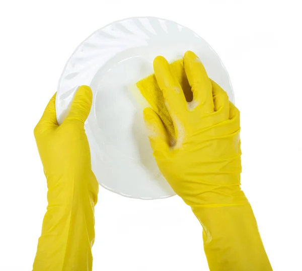 Kezek sárga kesztyűben mossa fehér kerámia lemez elszigetelt fehér — Stock Fotó