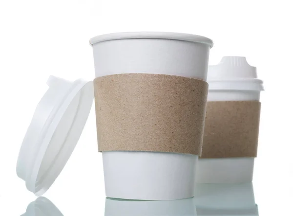 Dos vasos de café caliente en eco-tazas con tapas aisladas en blanco — Foto de Stock