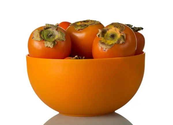 De oranje schaal van verse persimmons geïsoleerd op wit — Stockfoto