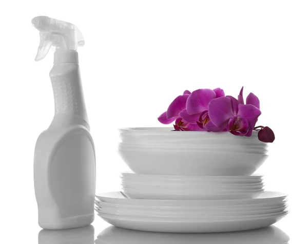 Gewassen witte borden, vaatwasmiddel en een op wit geïsoleerde orchideeëntak — Stockfoto