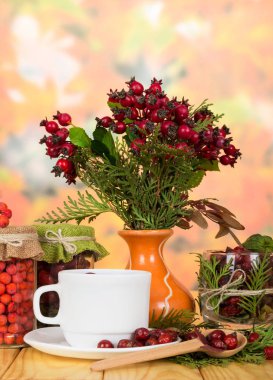 Kırmızı yapraklı bitki çayı ve böğürtlenlerden oluşan sonbahar durgunluğu