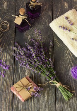 Lavantalı el yapımı sabun, mis kokulu tentür ve taze lavanta dalları.