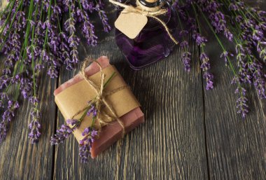 El yapımı sabun ve taze kokulu lavanta dalları.