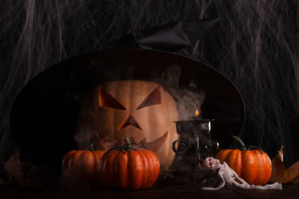 Εορταστική σύνθεση για το Halloween, μια δυσοίωνη κολοκύθα στο καπέλο — Φωτογραφία Αρχείου