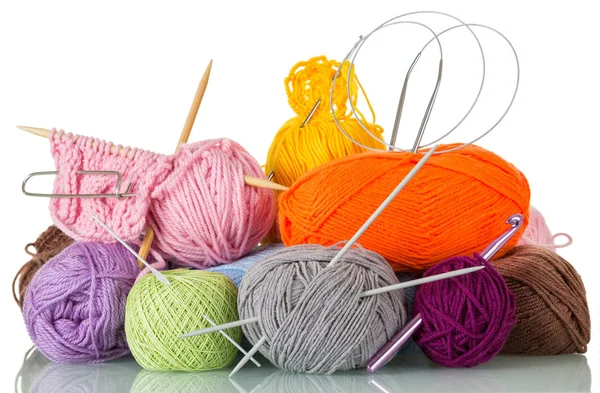 Lote de meadas de lã coloridas de fio, agulhas de tricô isoladas em fundo branco — Fotografia de Stock