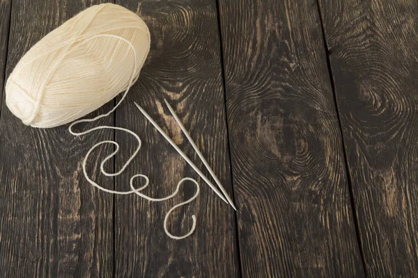 Ângulo de fios de lã branca em um belo fundo de madeira escura — Fotografia de Stock
