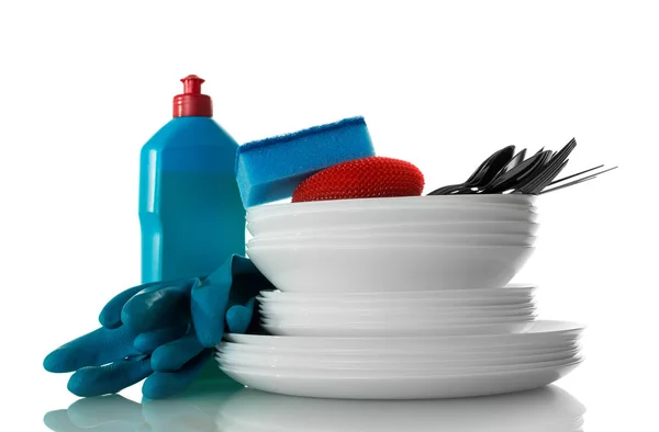 Detergente, guanti blu e spugna, pila di utensili puliti isolati su fondo bianco — Foto Stock