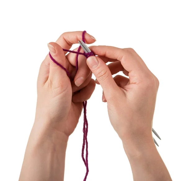 Женские руки набирают петлю для вязания шерстяной нити, изолированной на белом — стоковое фото