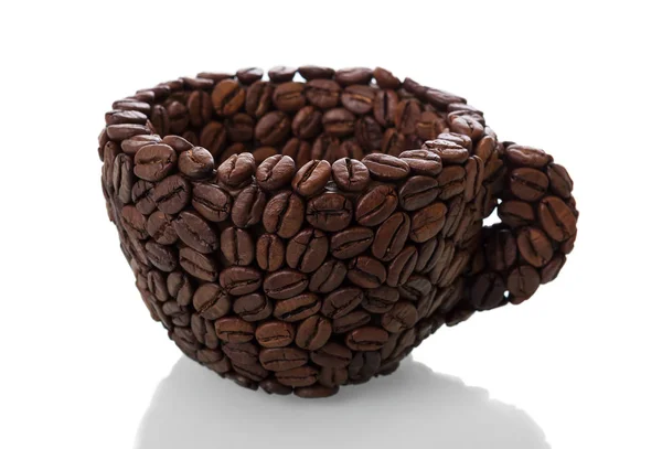 Coupe faite de grains de café isolés sur fond blanc. Photo conceptuelle — Photo