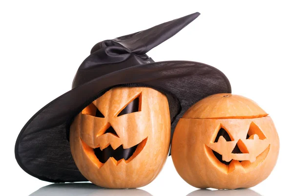 Два гарбуза з вирізаними очима на свято Хеллоуїна і чорна шапка ізольовані на білому — стокове фото