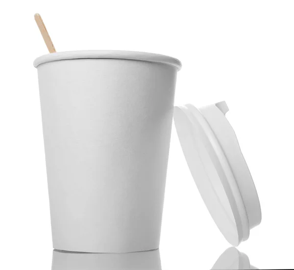 Экологически чистый белый бумажный стаканчик с крышкой и палочкой для напитков изолирован на белом — стоковое фото