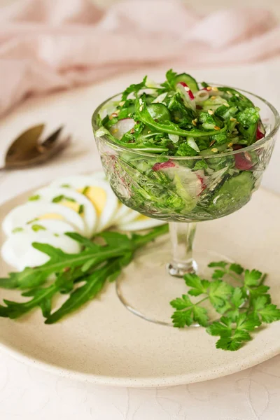 Salada de primavera de dieta em uma tigela de vidro na bela toalha de mesa — Fotografia de Stock