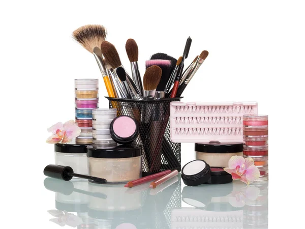 Definir cosméticos profissionais e escova para estilista isolado em branco — Fotografia de Stock