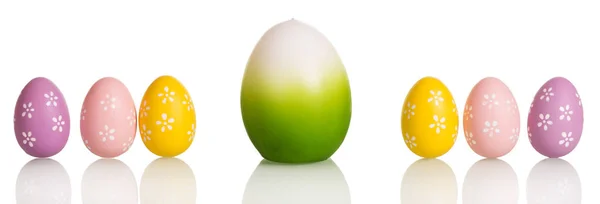 Fila huevos de Pascua en el centro uno grande, aislado en blanco . —  Fotos de Stock