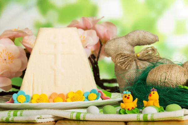 Пасхальный десерт с сыром, яйца, зайчик, игрушечные цыплята, конфеты на abstr — стоковое фото